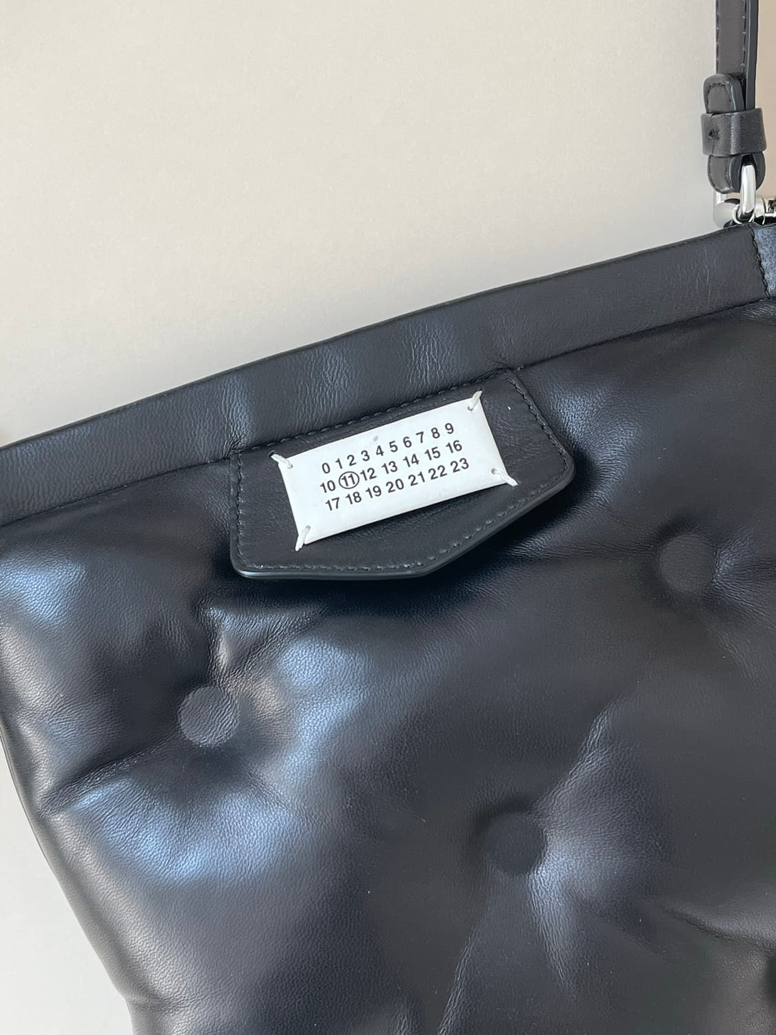 메종마르지엘라  글램 슬램 플랫 로고 크로스백 블랙 상품이미지2