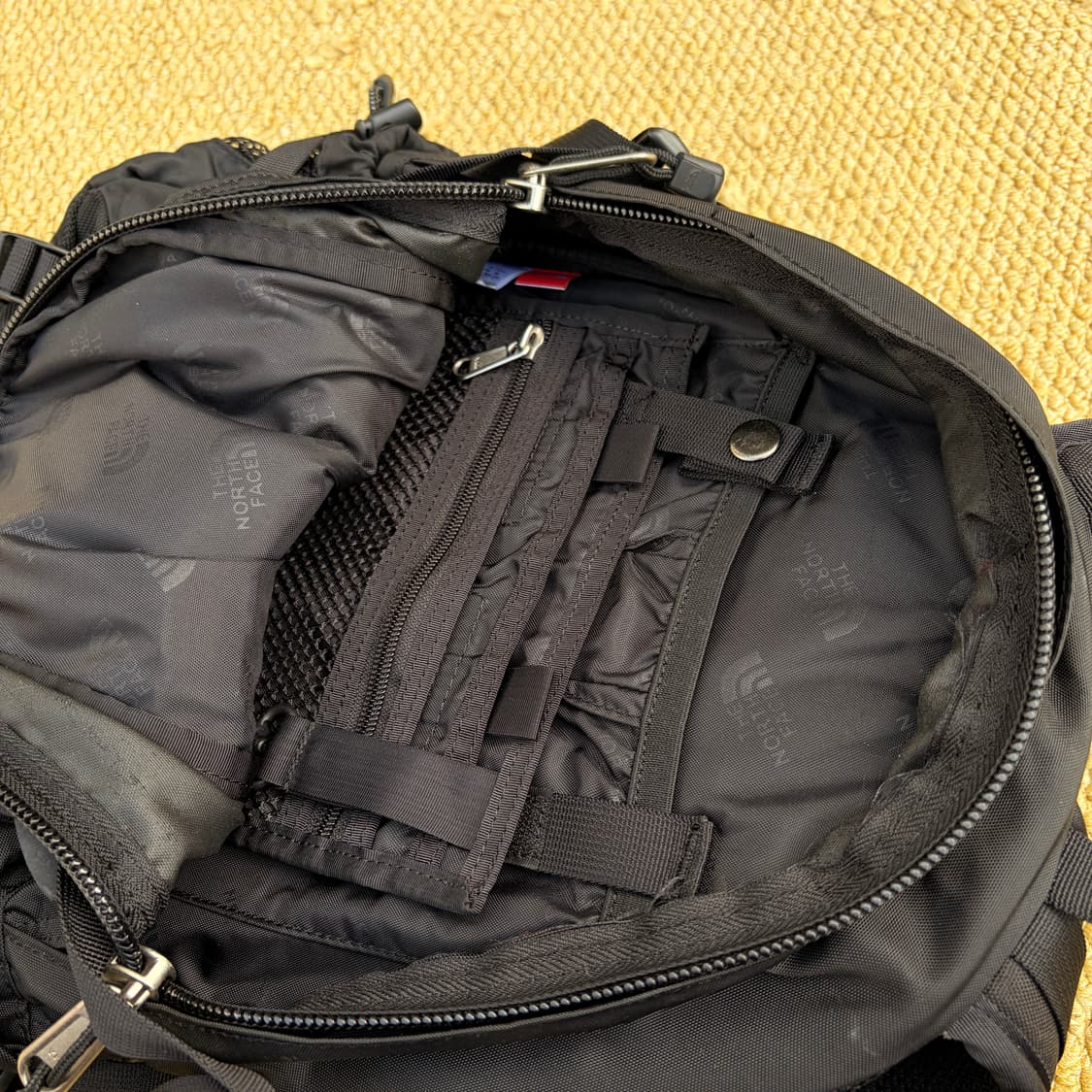 노스페이스 미니샷 블랙 백팩 12L 상품이미지3