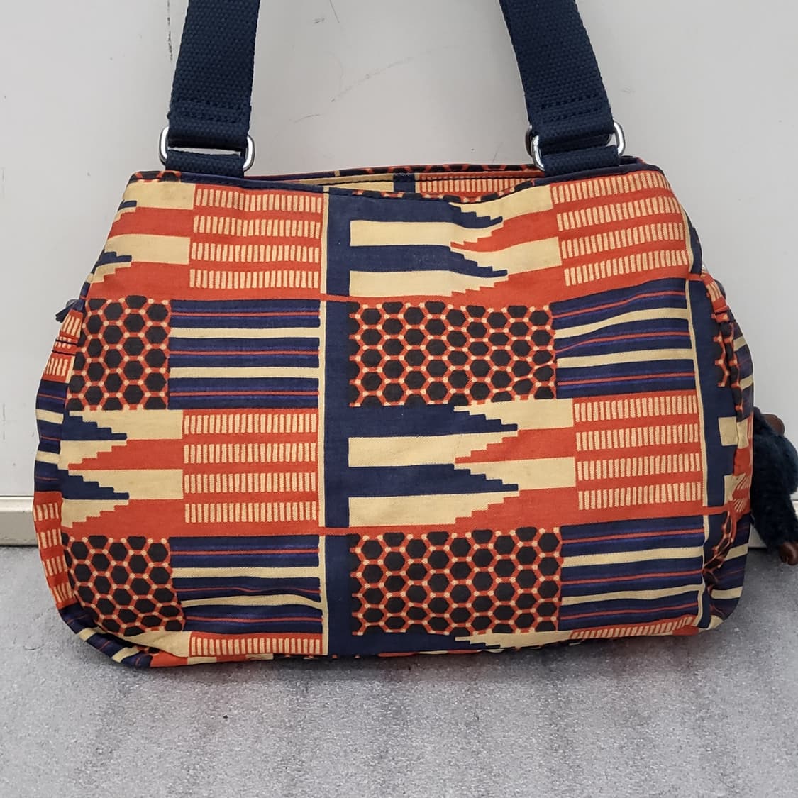 키플링 특유의 패턴이 돋보이는 토트백 상품이미지7