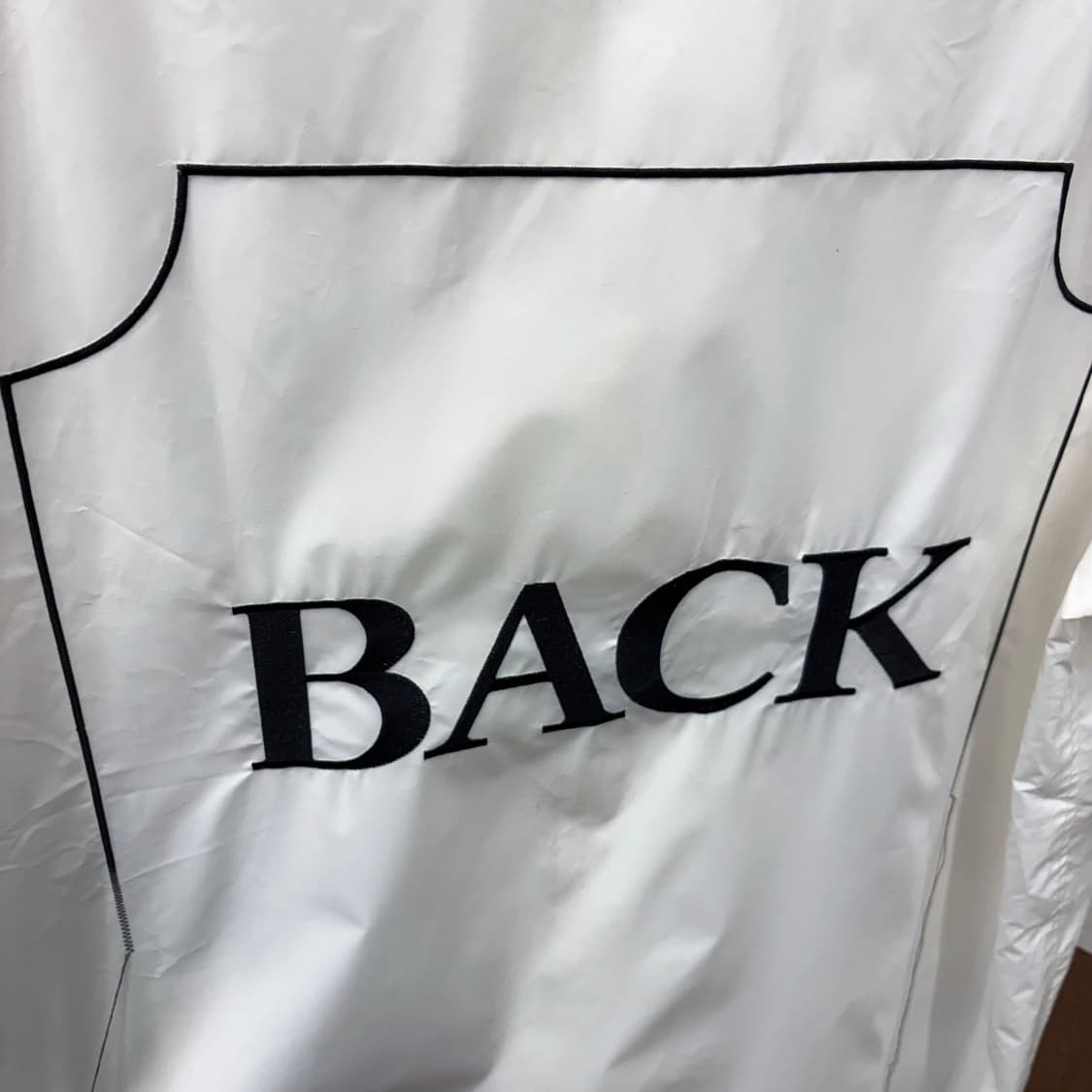 더블렛 긴팔 코팅 롱 코트 미니멀 싱글 후면 레터링 자수 디테일 화이트 상품이미지6