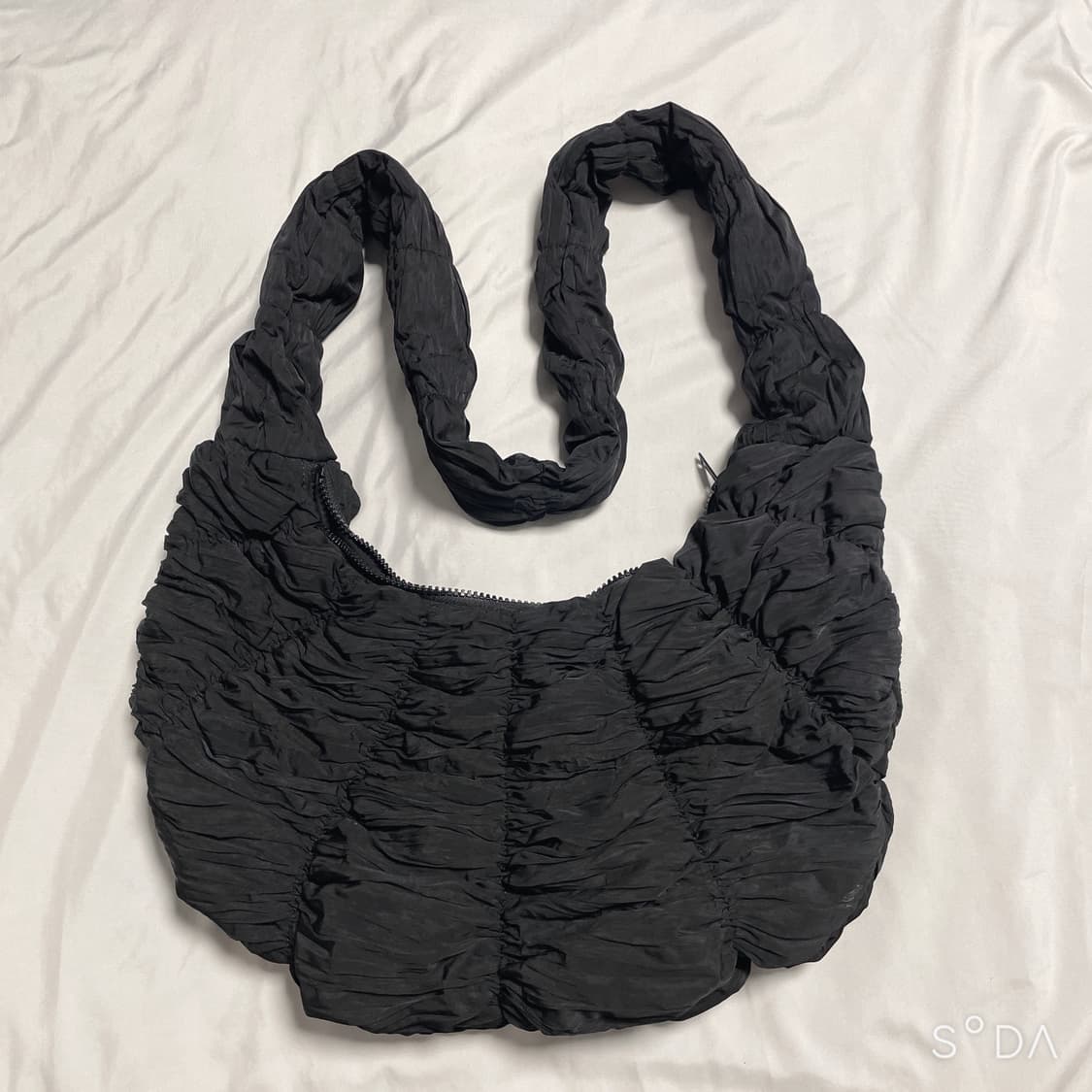 코스 셔링 숄더 크로스백 블랙 상품이미지1