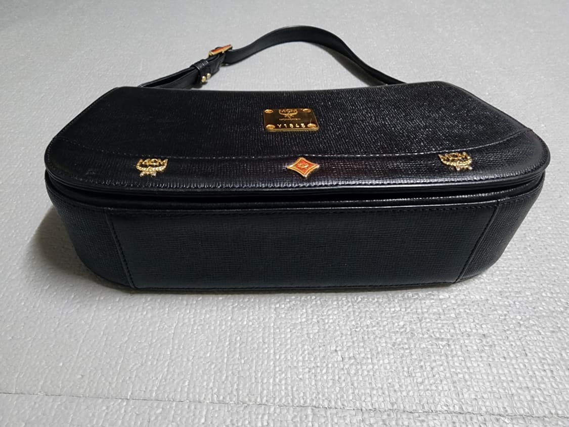 엠씨엠 MCM 클래식 레더 플랩 숄더백 상품이미지6