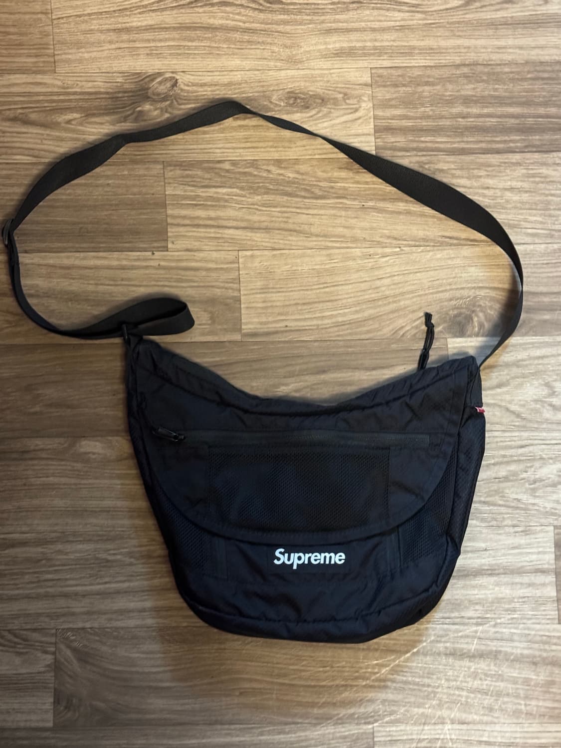 슈프림 스몰 메신저백 블랙 - 22SS 상품이미지1