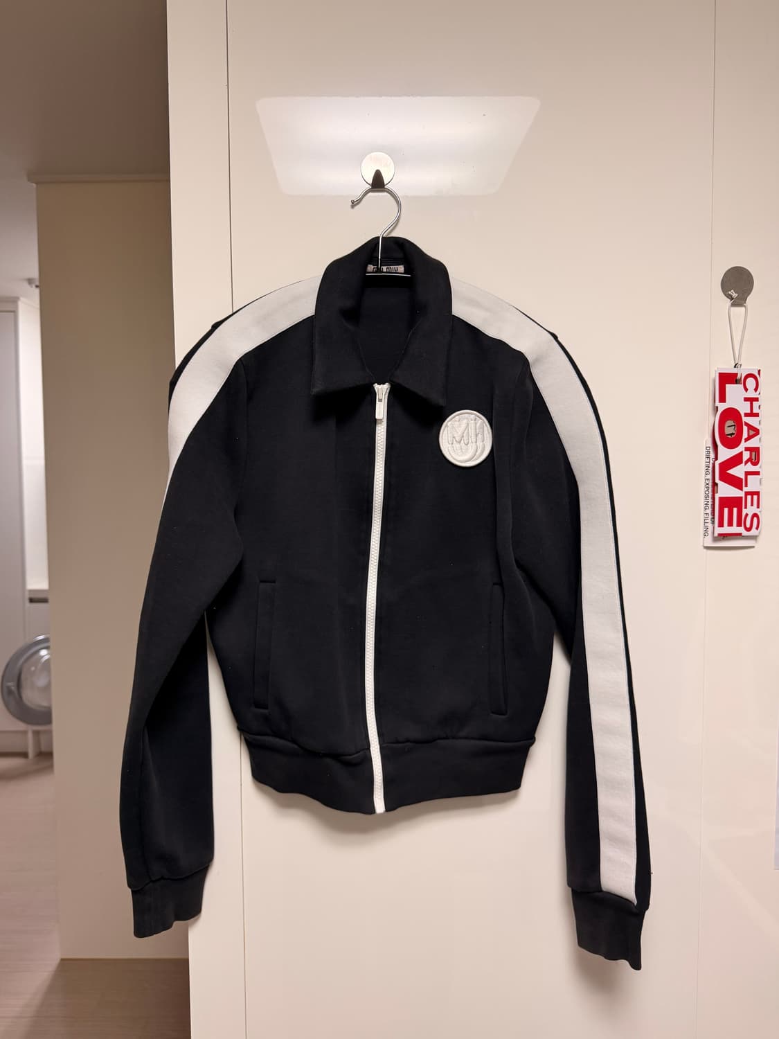 미우미우 크롭 져지 집업 블랙 상품이미지1