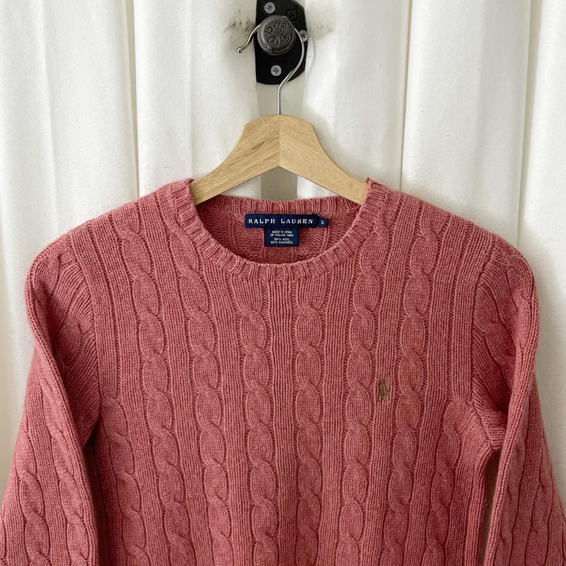 폴로 인디핑크 꽈배기 라운드 니트 상품이미지3