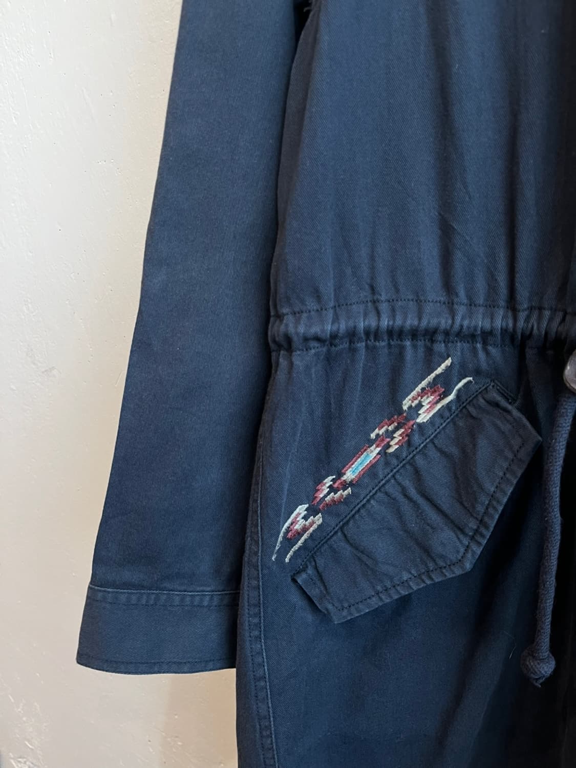 TITICACA 티티카카 에스닉 피쉬테일 파카 네이비  상품이미지4