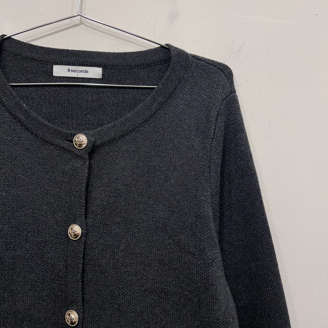 에잇세컨즈 금장버튼 라운드 니트 가디건 상품이미지1