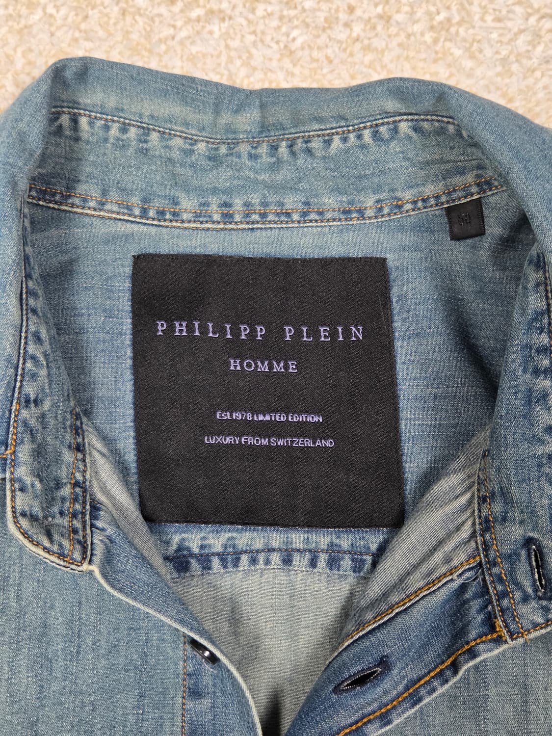 [필립플레인] 스컬 스터드 로고 패치 데님 셔츠 | 00268 상품이미지3