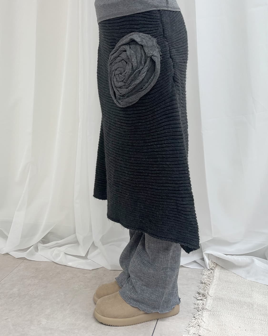 Dark cloudy 플라워 아플리케 포인트 니트 셔링 스커트 상품이미지5