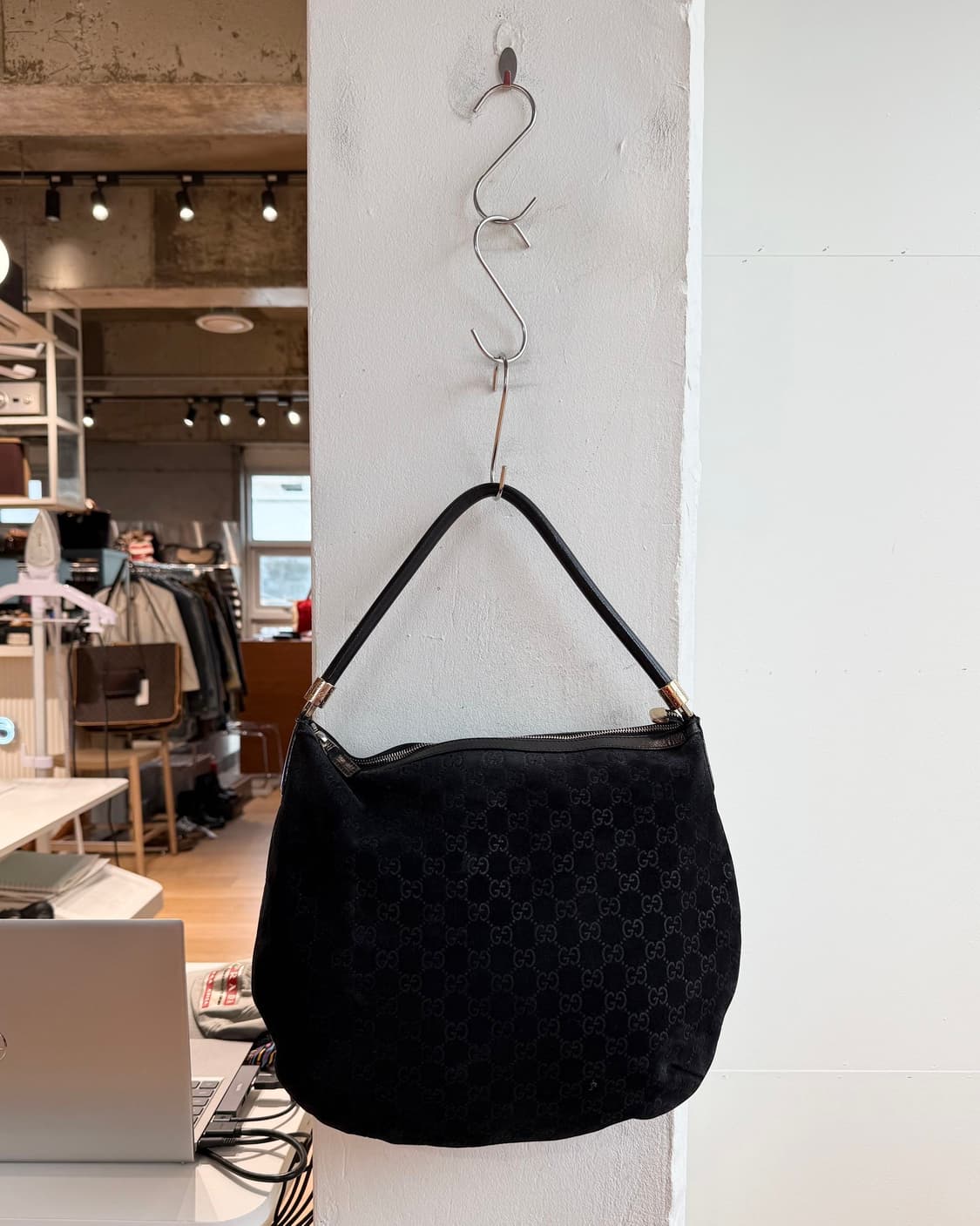 구찌 블랙 GG 스웨이드 호보백  상품이미지2