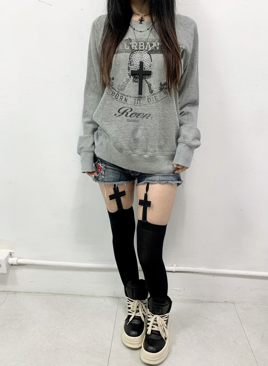 [ROEN] 로엔 스터드 해골 맨투맨 롱슬리브 상품이미지3