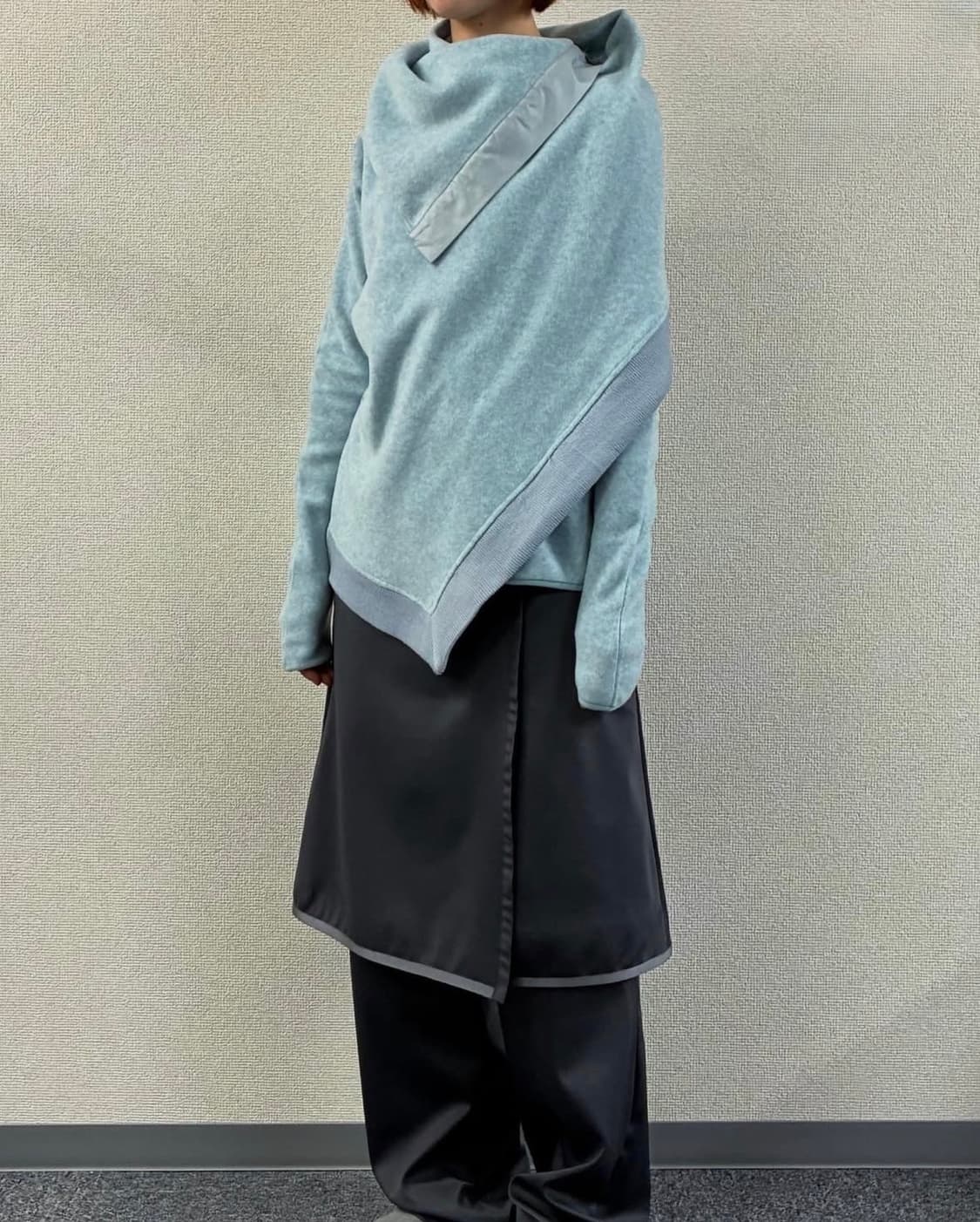 지초이 AW25 FLEECE CAPE LONG SLEEVE 상품이미지1