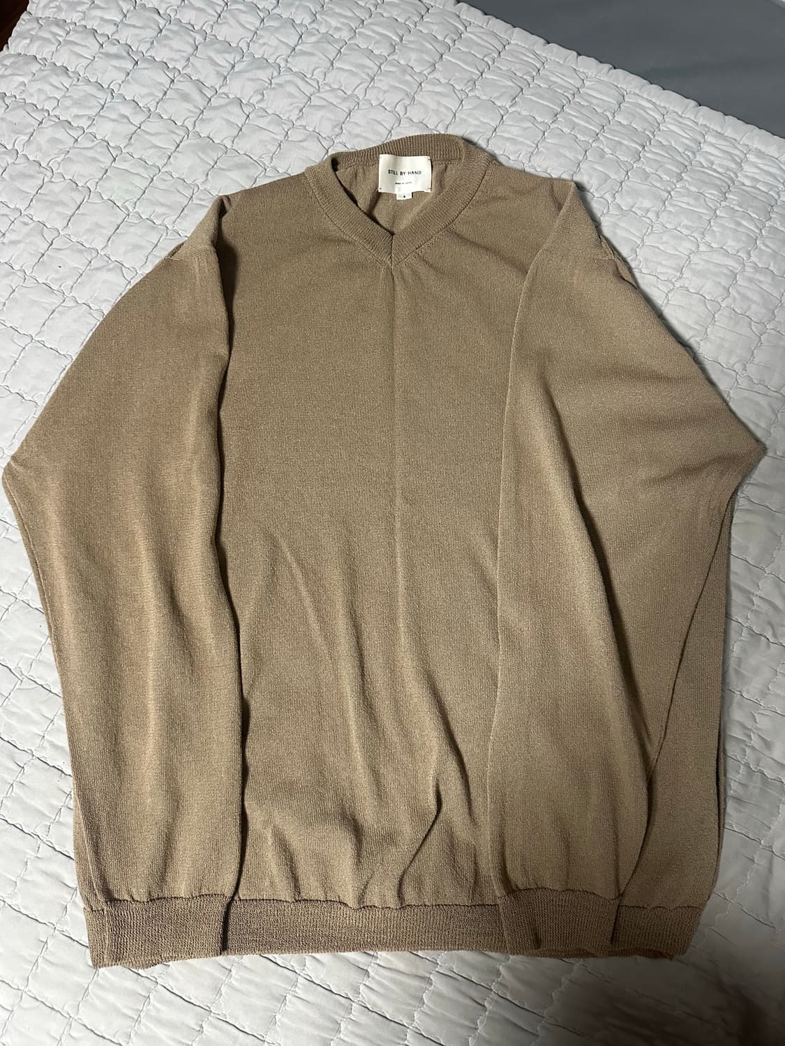 스틸바이핸드 스왈로우 브이넥 스웨터 베이지 L 사이즈 판매합니다. 상품이미지1