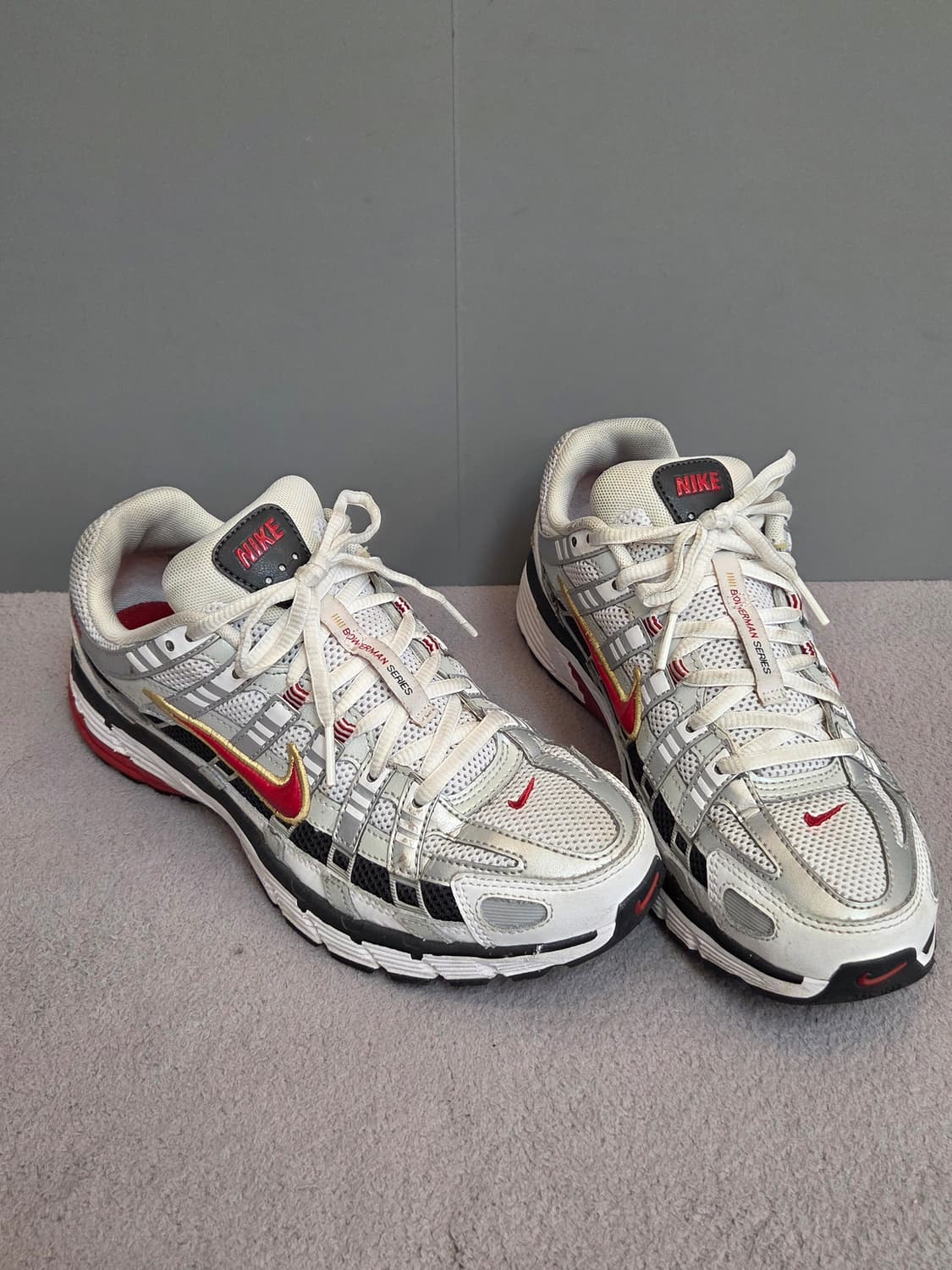 (250) 나이키 P-6000 메탈릭실버 바시티 레드 운동화
 상품이미지1