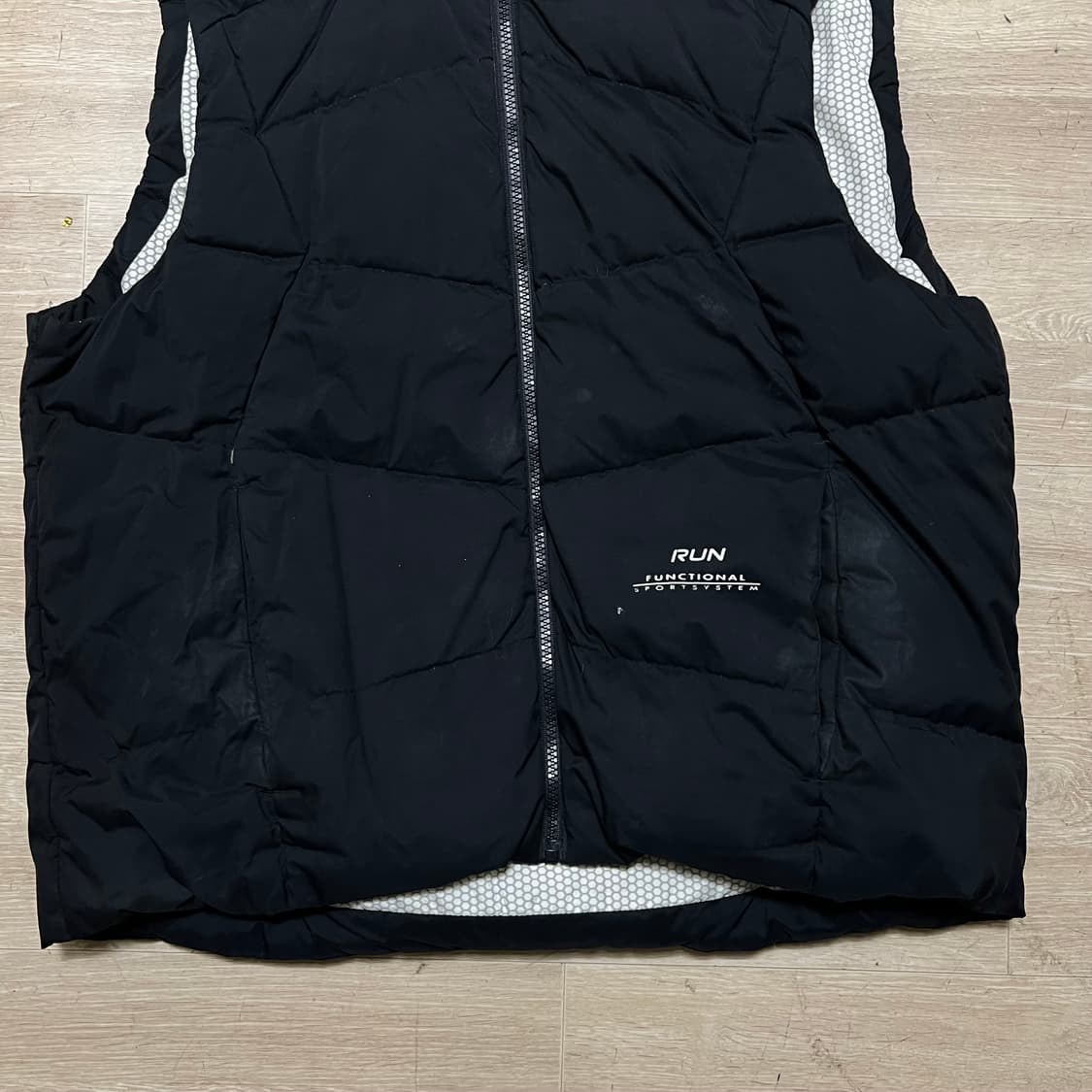 데상트 런 여성 덕다운 크롭후드 패딩 조끼 [블랙] 3XL/115 상품이미지3