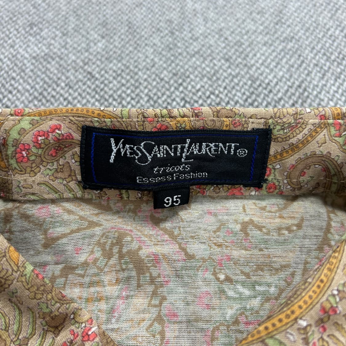 입생로랑 페이즐리 쓰리버튼 카라티(95) 상품이미지2