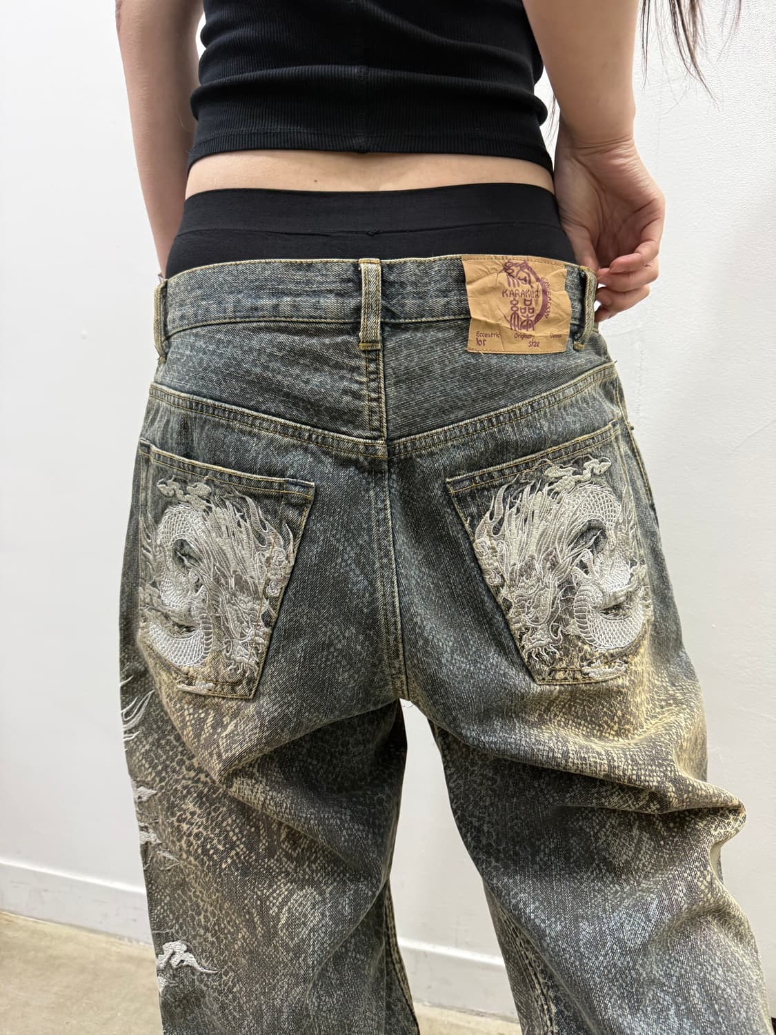 카라쿠리 타마시 패턴 디테일 자수 데님팬츠 상품이미지6