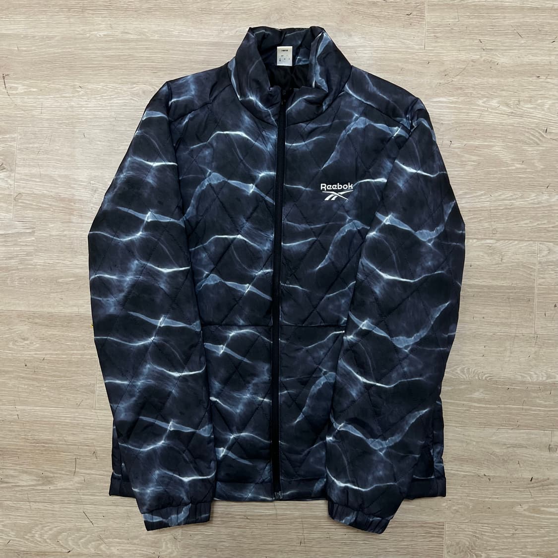 리복 그래픽 하이넥 경량패딩 퀼팅 점퍼 [블랙] M/95 상품이미지1