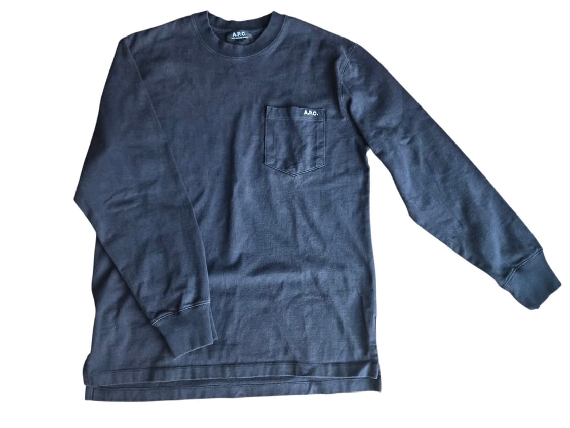 A.P.C. 로고 포켓 코튼 긴팔 티셔츠 (네이비) 상품이미지1