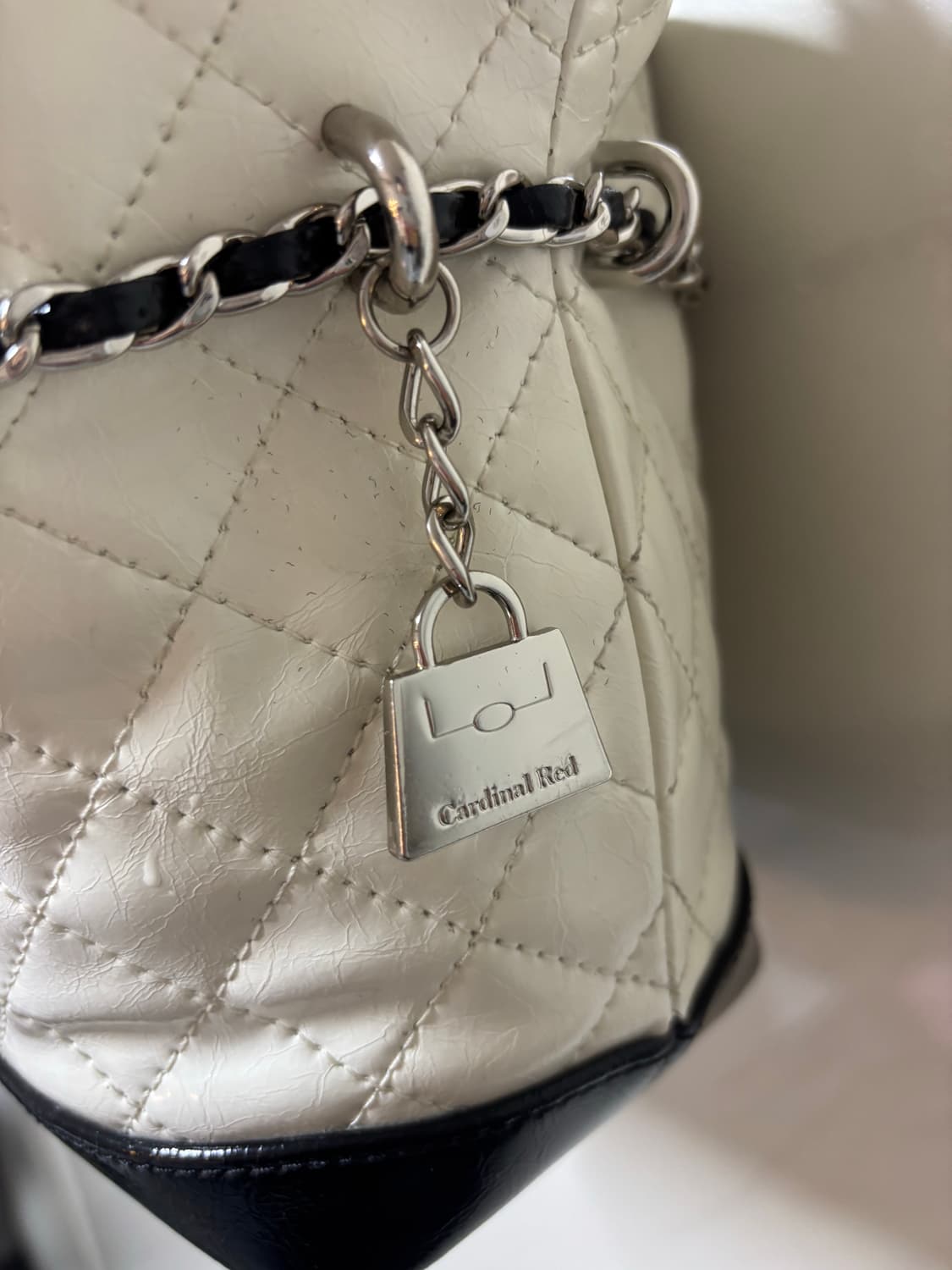 카디널 레드 퀼팅 버킷백 화이트 블랙 상품이미지6