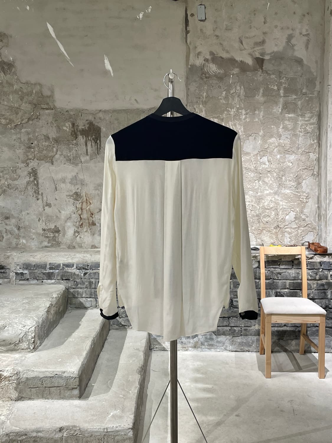 헬무트랭 아이보리 히든 버튼 배색 비스코스 블라우스 상품이미지6