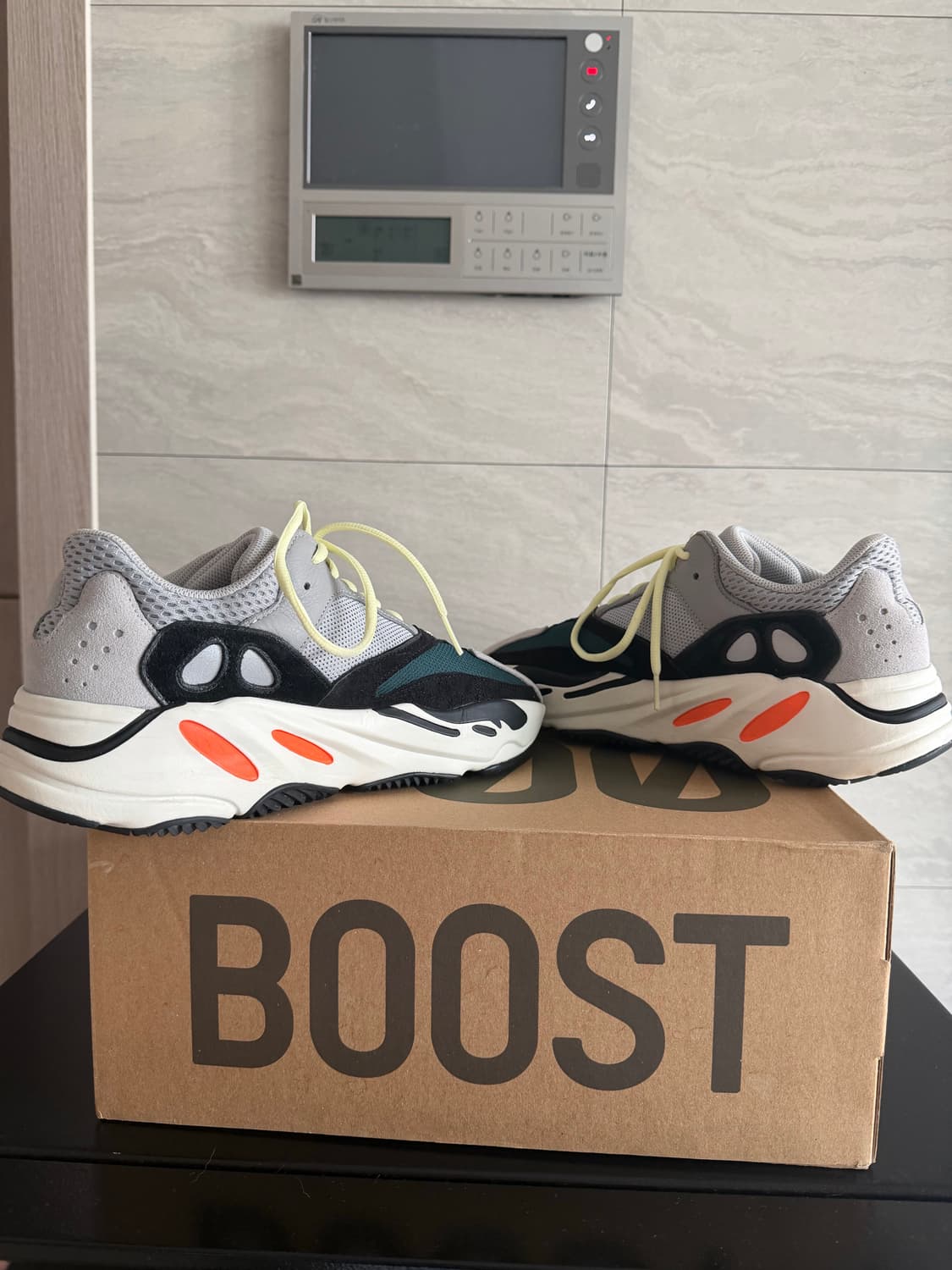 [280] 아디다스 이지부스트 700 웨이브러너 OG 상품이미지4