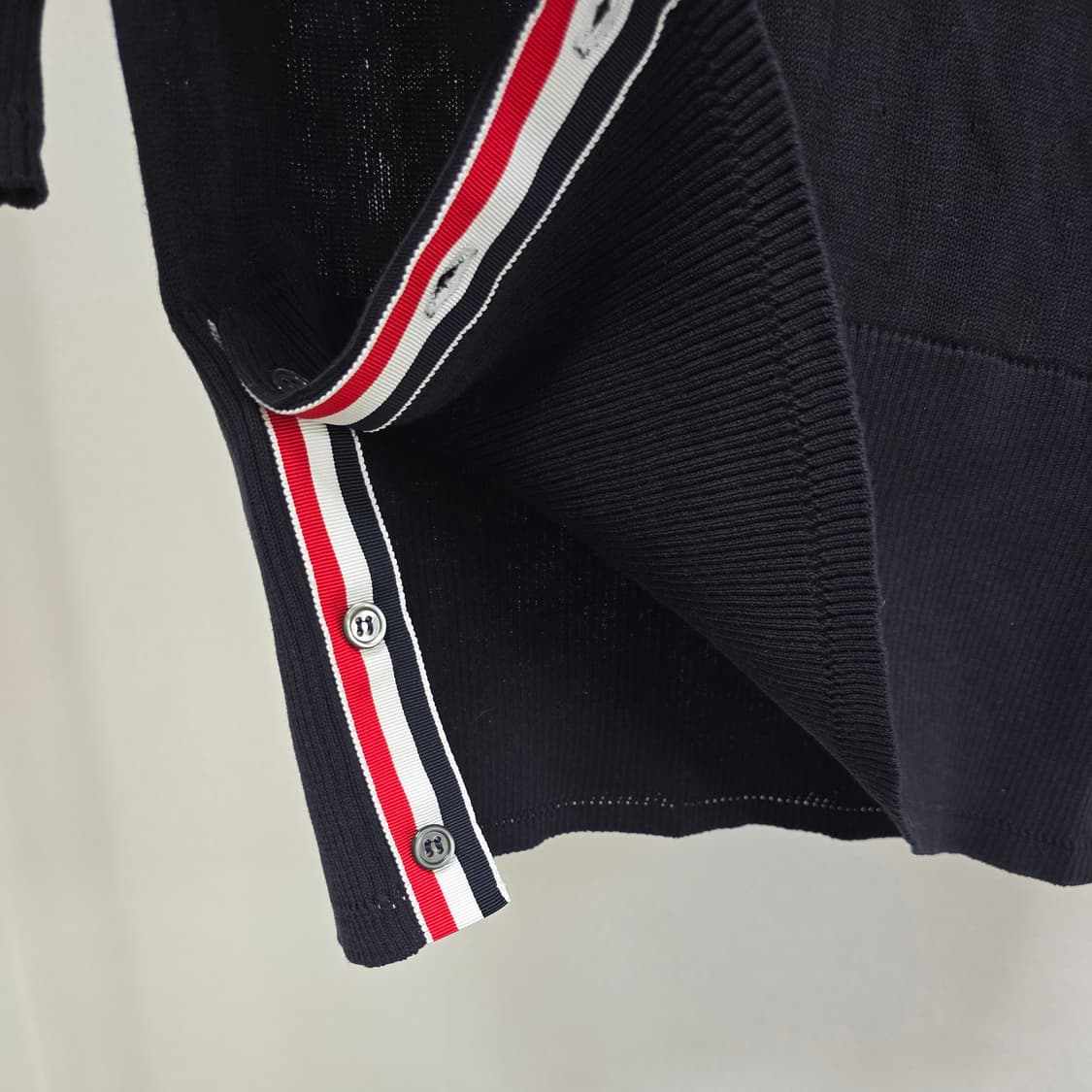 25ss 톰브라운 여성 사선 완장 반팔 니트 38사이즈 판매 상품이미지3