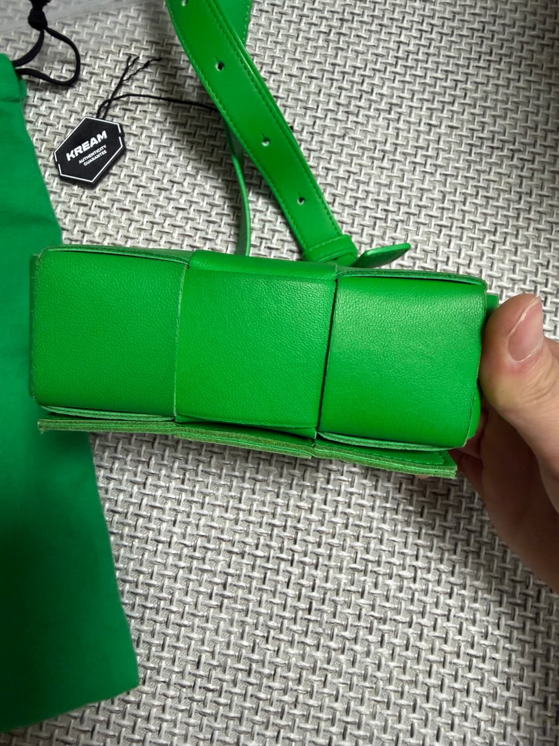 25ss 크림 보테가베네타 미니 카세트백 그린 상품이미지3
