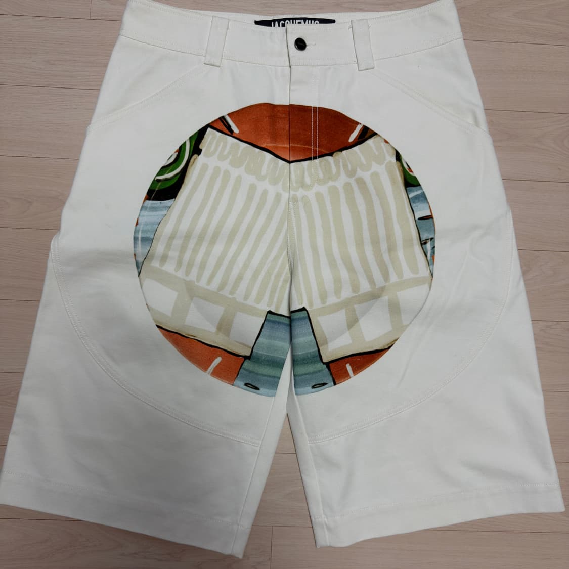 JACQUEMUS 자크뮈스 자수 버뮤다 팬츠 오프화이트 컬러 상품이미지1