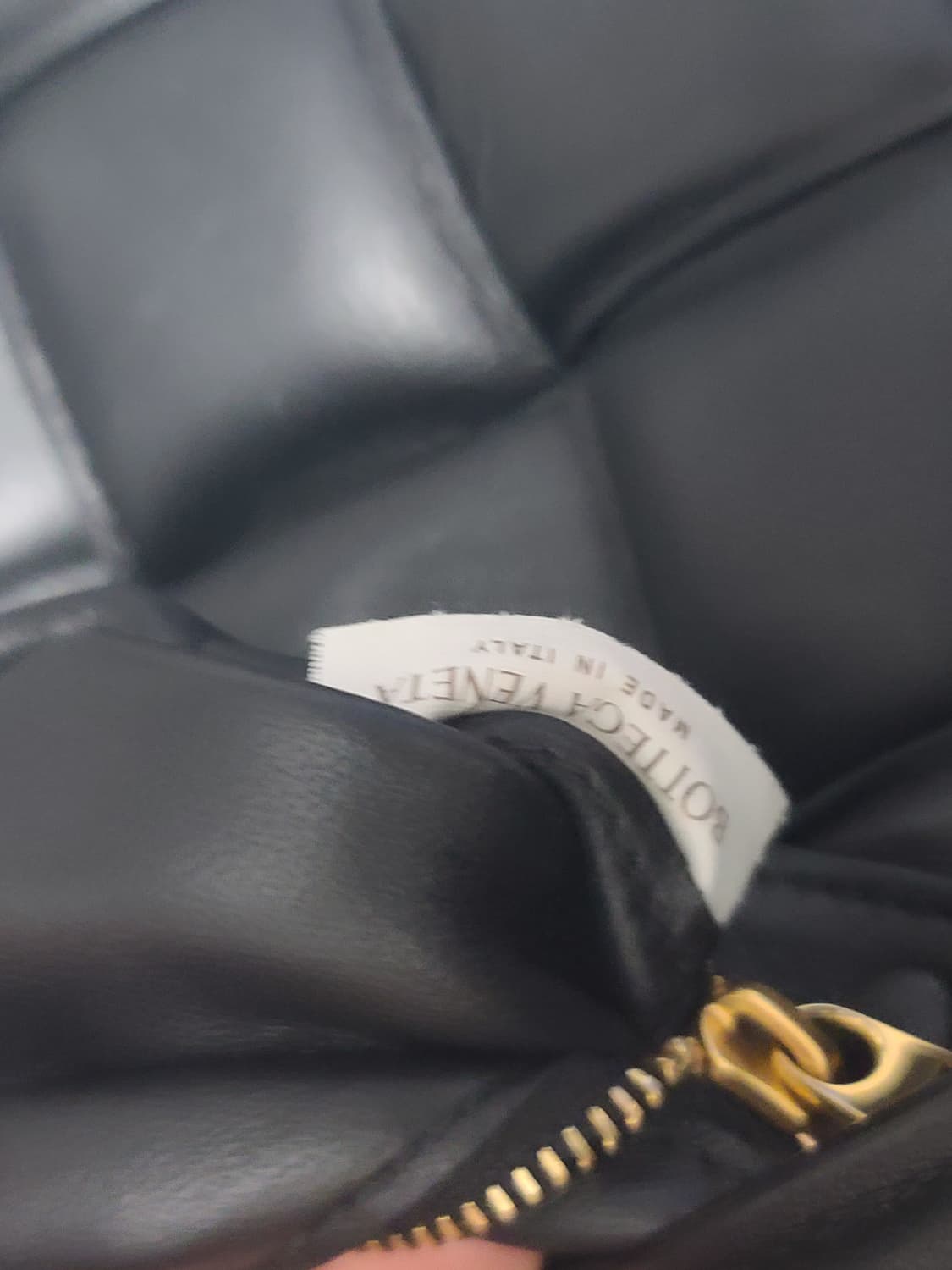 보테가베네타 패딩 레더 카세트백 블랙 금장 크로스백 상품이미지5