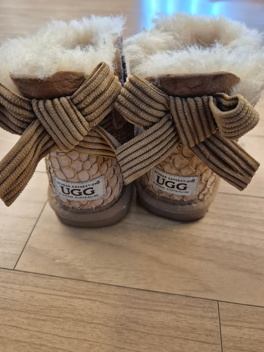 사이즈는 165mm인 어그 부츠입니다. 아이가 신기 편하도록 부츠 입구가 상품이미지3