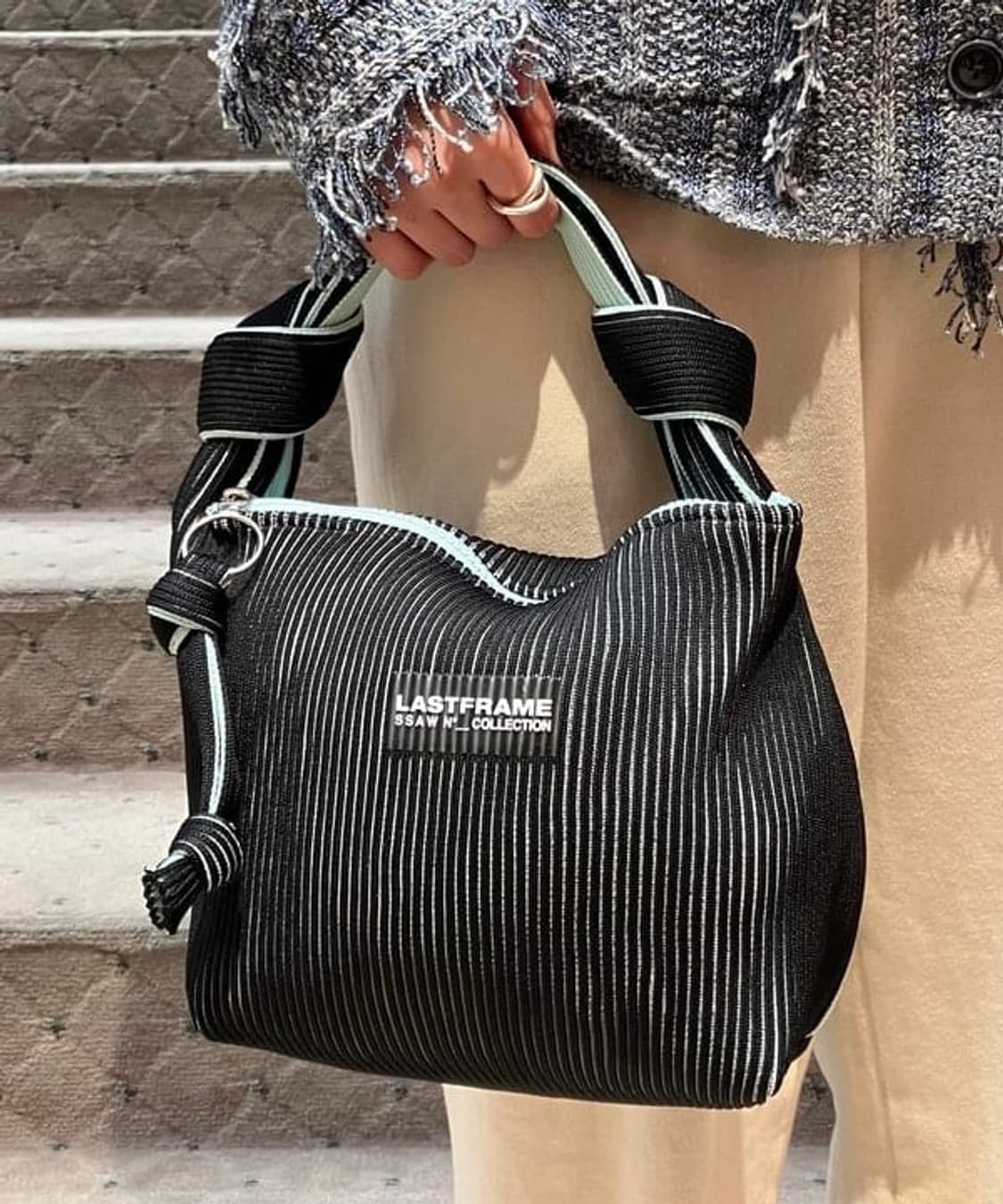 (정품/새상품) 라스트프레임 여성 블랙 오비 니트 핸드백 토트백 상품이미지5
