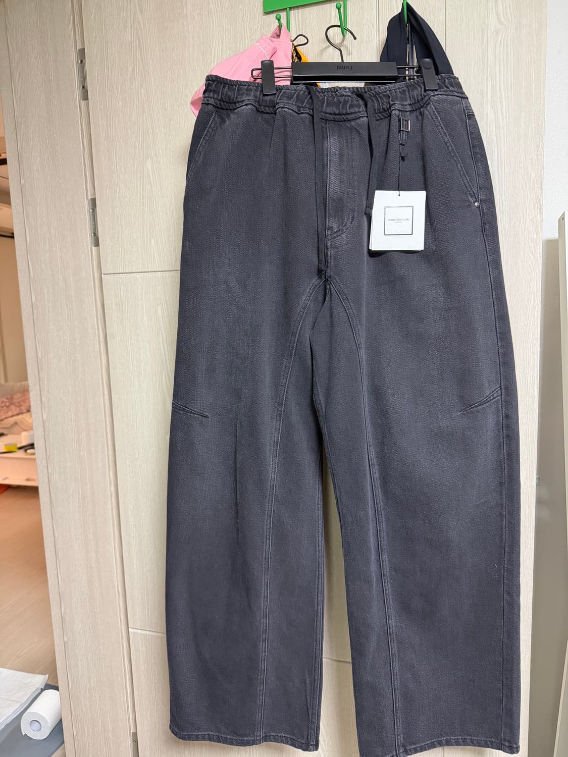 우영미25fw 밴딩 데님 블랙 48사이즈 판매합니다. 상품이미지1