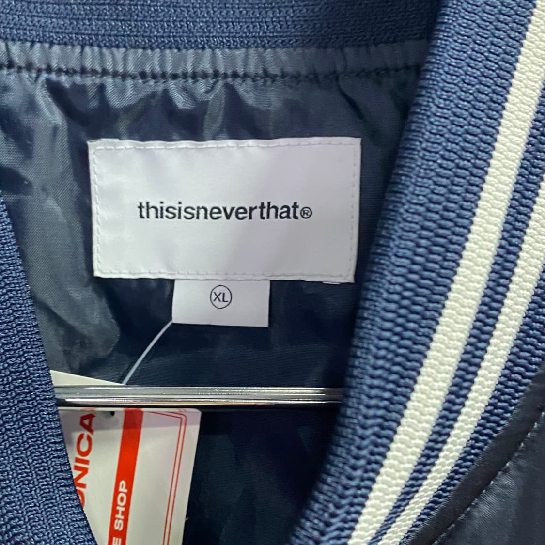 디스이즈네버댓 스펠아웃 빅로고 네이비 세틴 자켓 B3056 상품이미지4