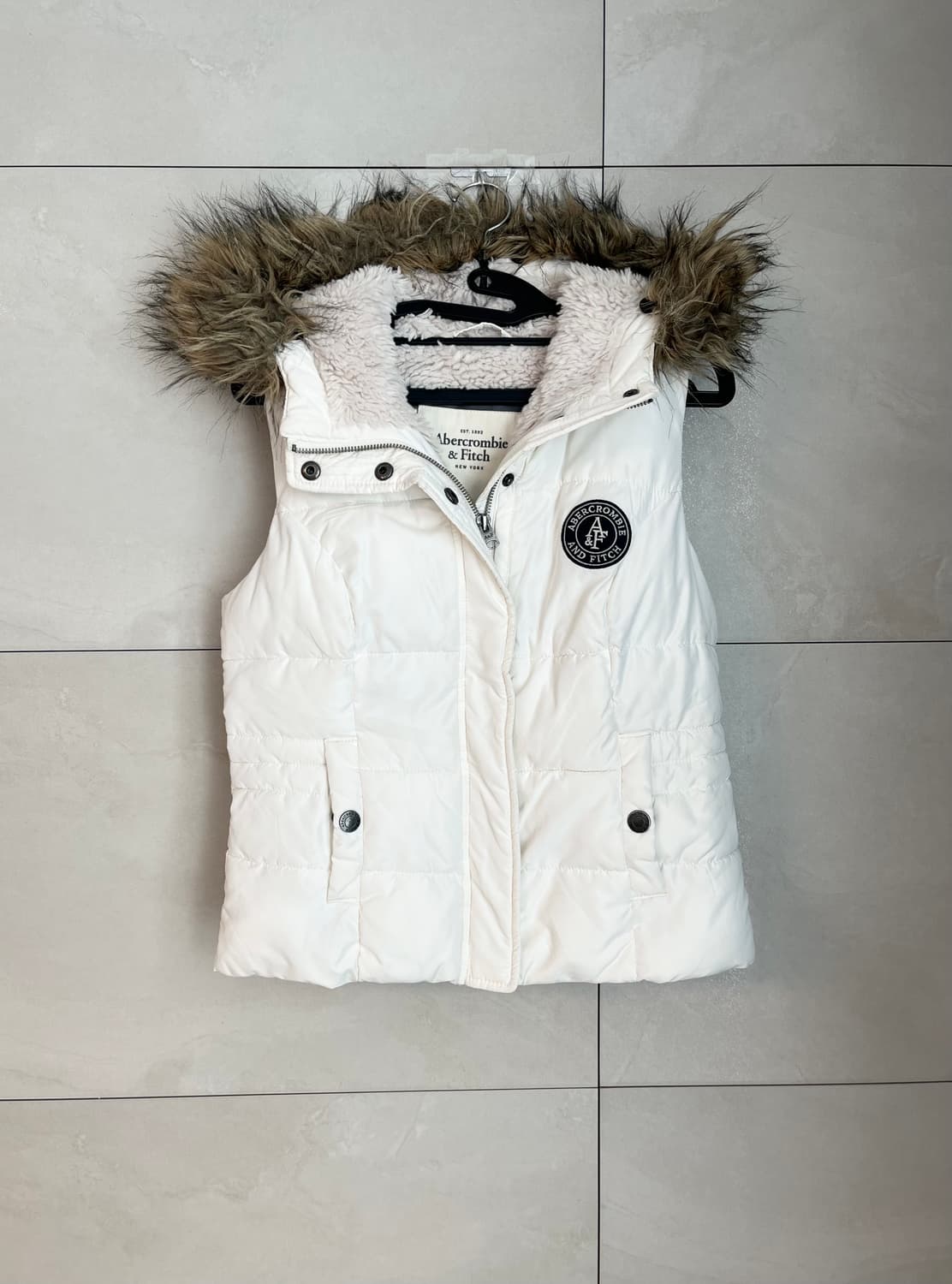 [유일매물] 아베크롬비 앤 피치 울프죠 화이트 패딩 조끼 [S] 상품이미지1