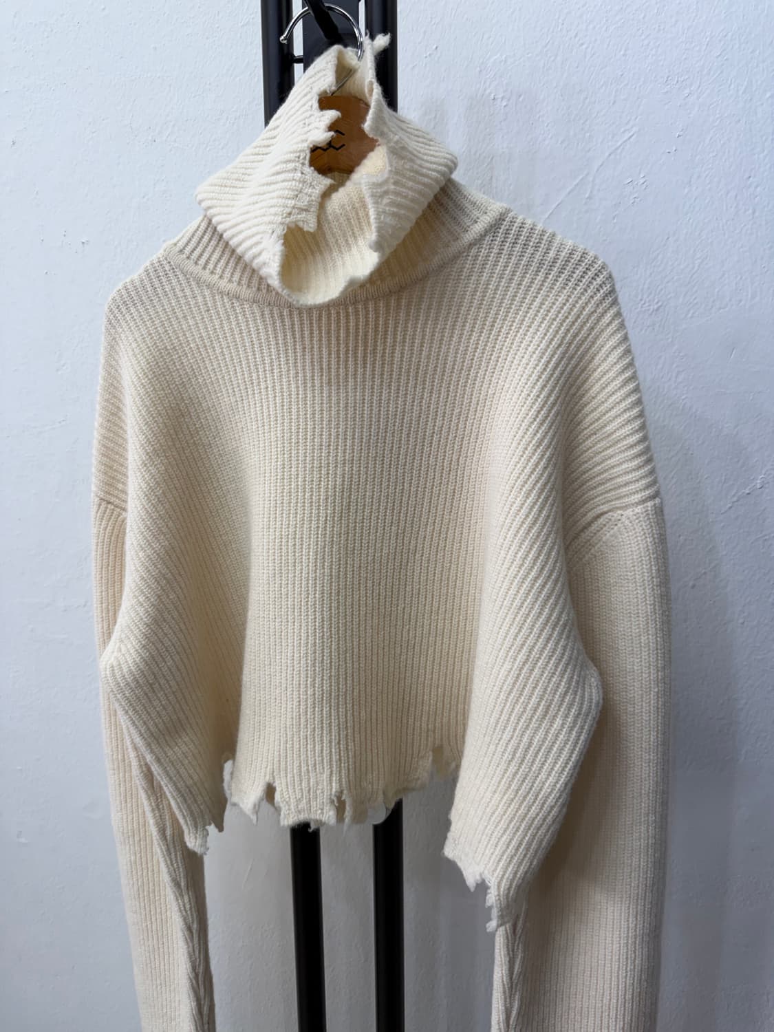 정품) 시스템 한섬 23ss 오버핏 크롭 데미지 니트 스웨터 90 상품이미지3