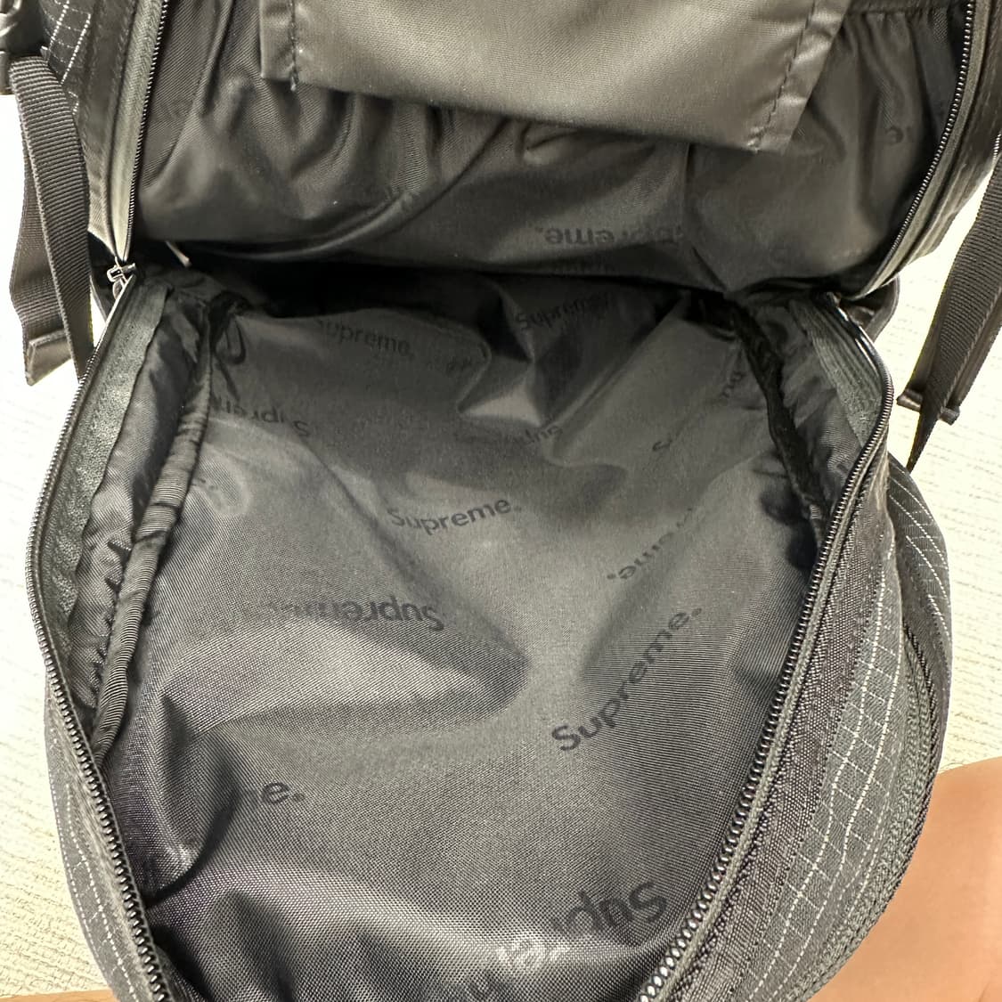 슈프림 백팩 블랙  24SS
 상품이미지7