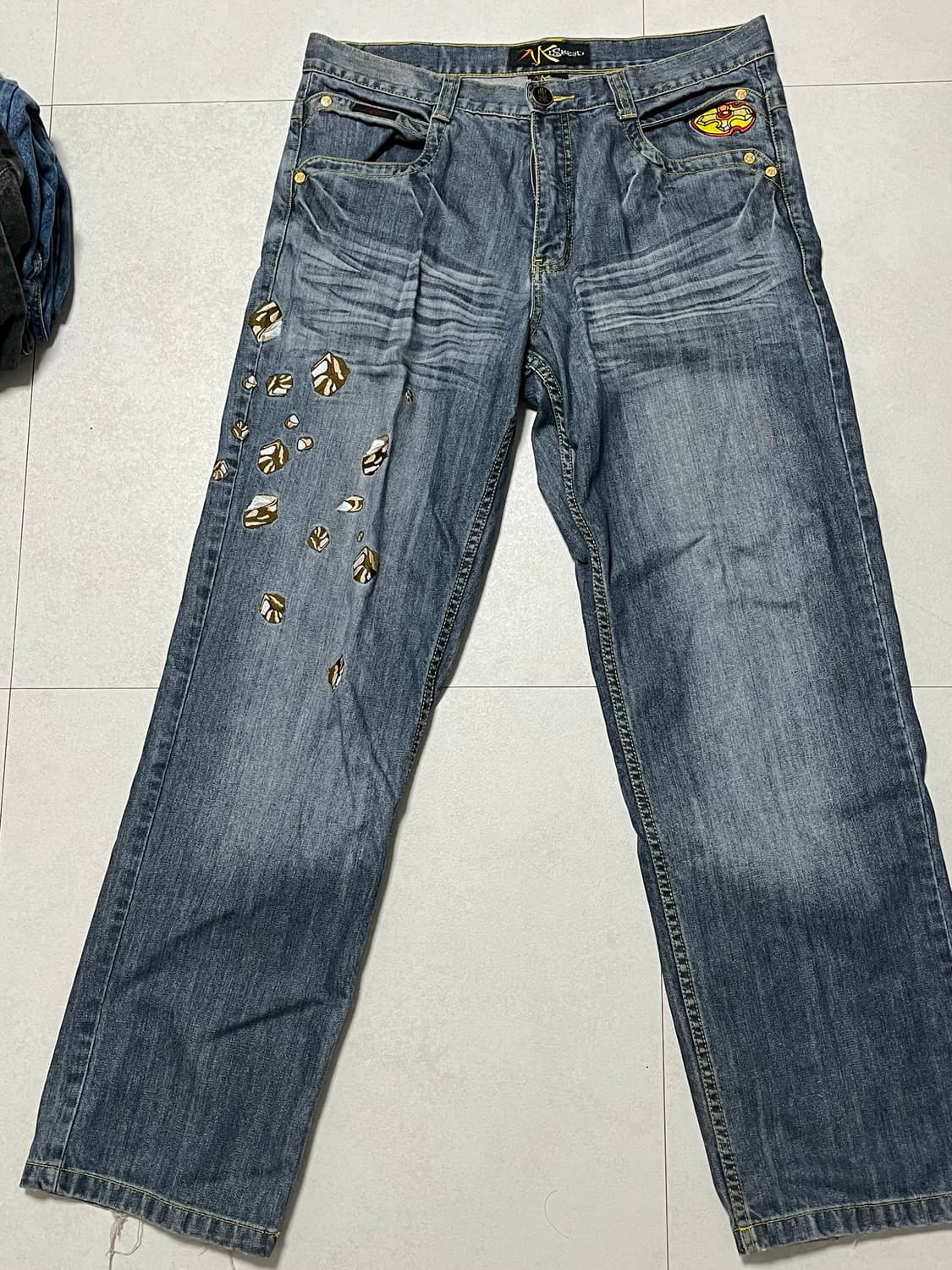 자수 디테일 데님 팬츠 상품이미지1