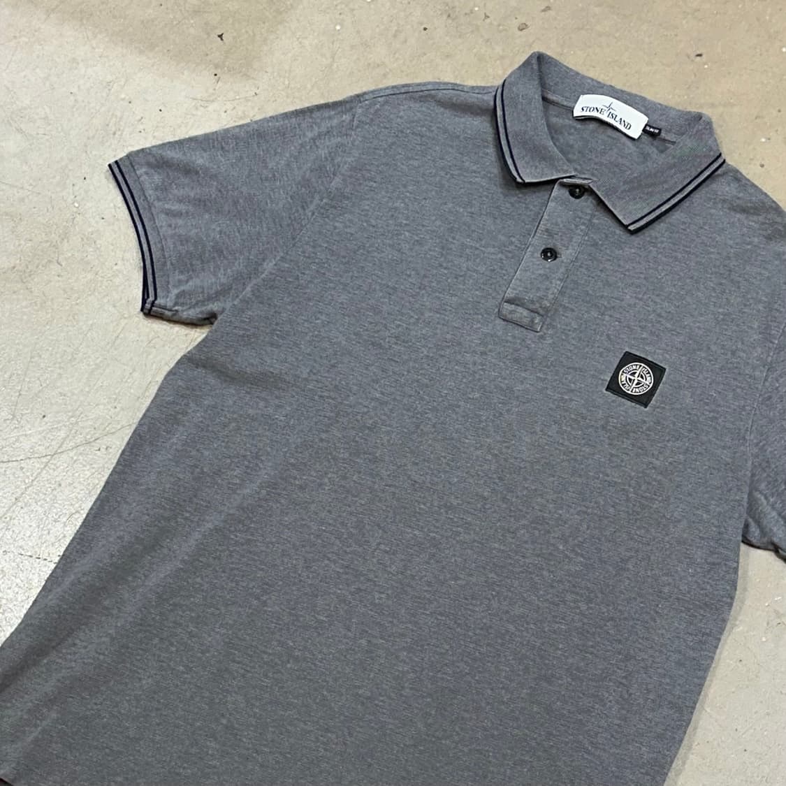 L 스톤아일랜드 슬림핏 그레이 반팔 카라티 상품이미지1