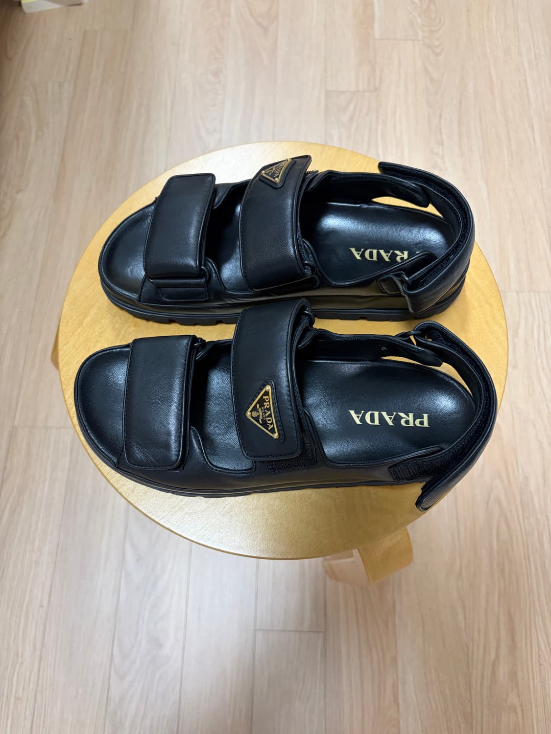 프라다 나파 가죽 샌들 상품이미지2