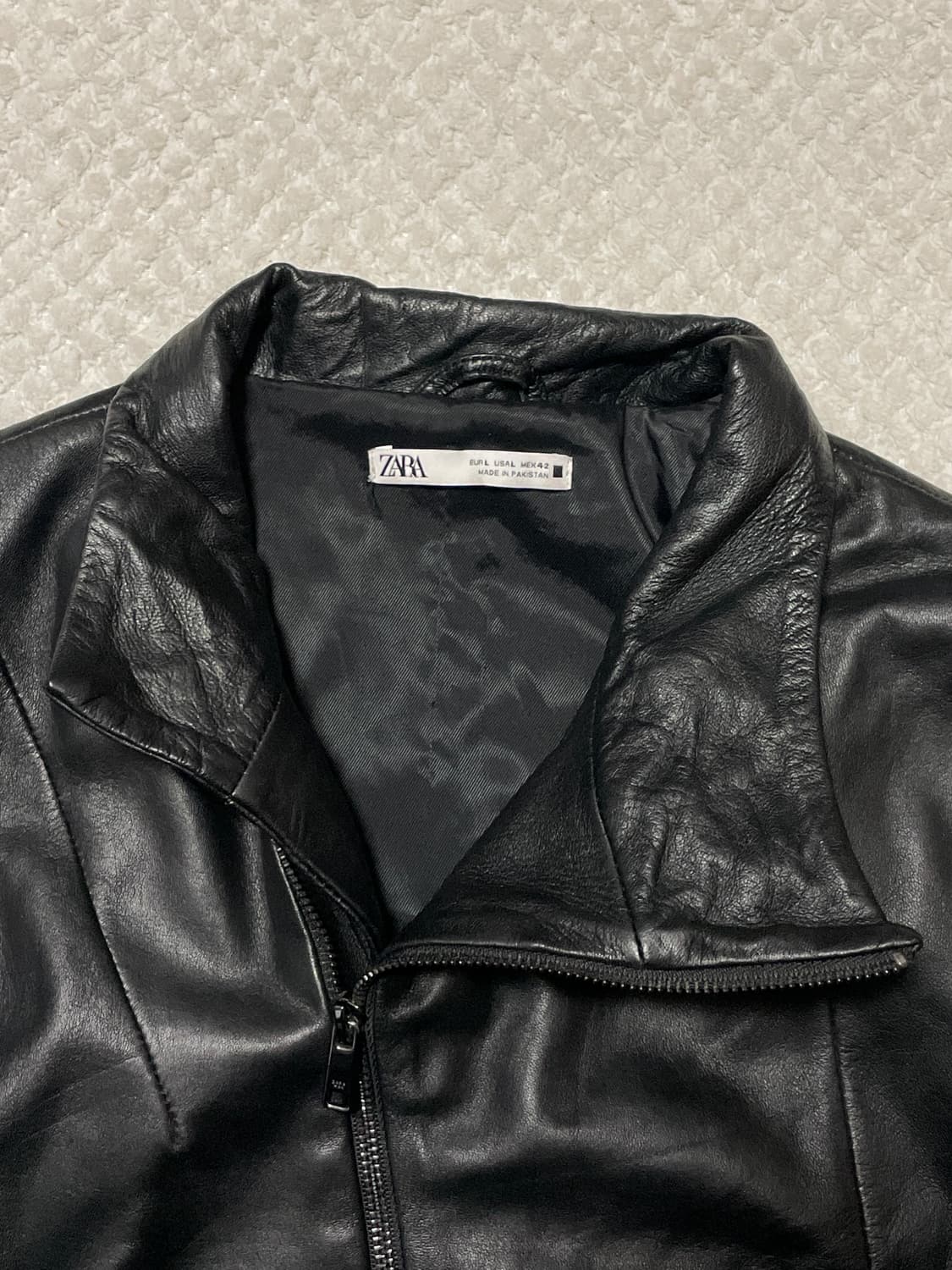 ZARA 자라 아티잔 무드 램스킨 양가죽 사선지퍼 하이넥 절개 레더 자켓 상품이미지4