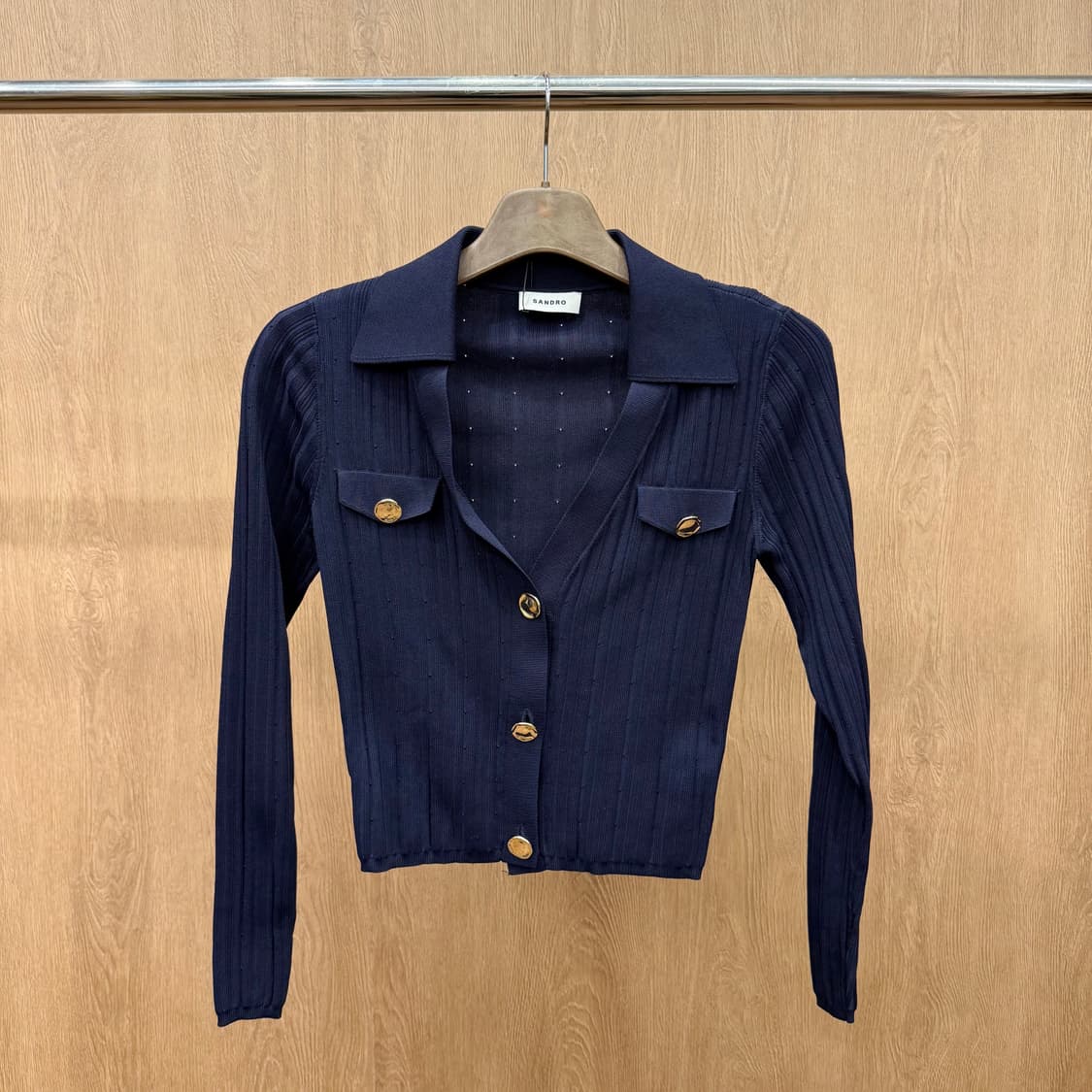 산드로 크롭 골드 버튼 브이넥 니트 가디건 포켓 디테일 슬림핏 네이비 상품이미지2