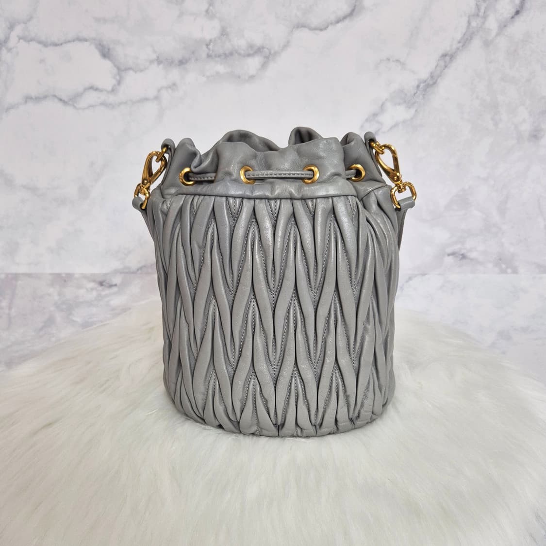 미우미우 마테라쎄 나파 레더 버킷백 5BE014 상품이미지3