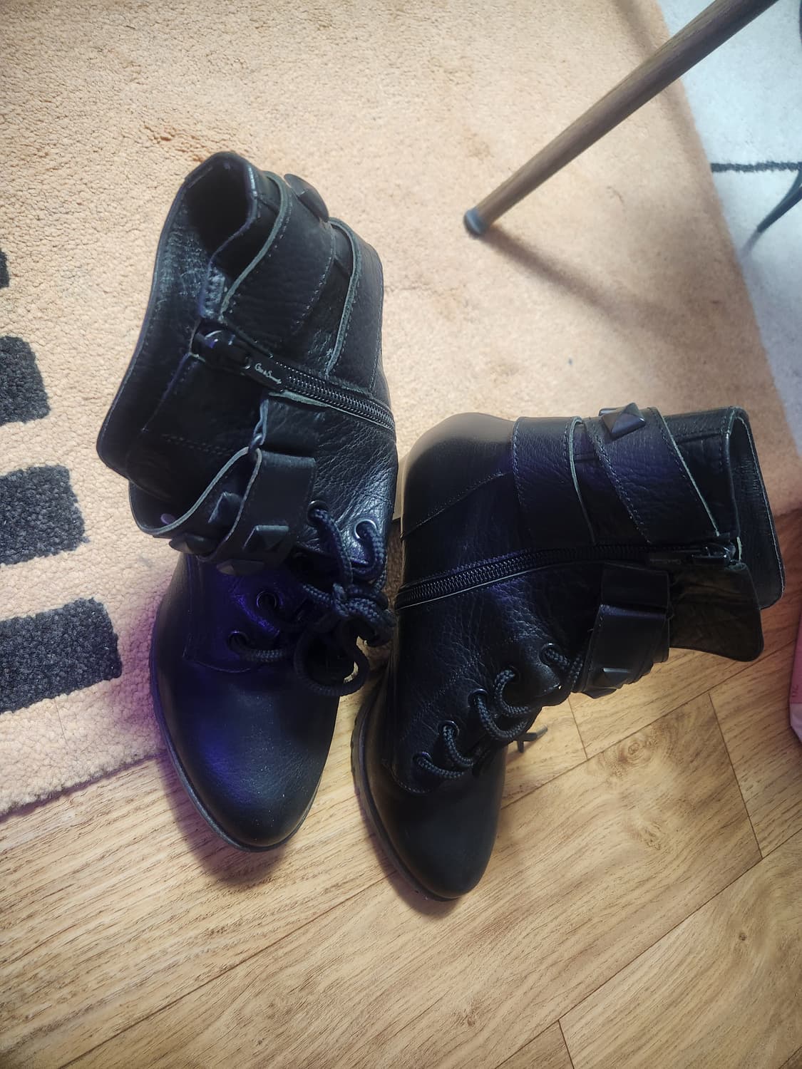 블랙 가죽 앵클 부츠 상품이미지2