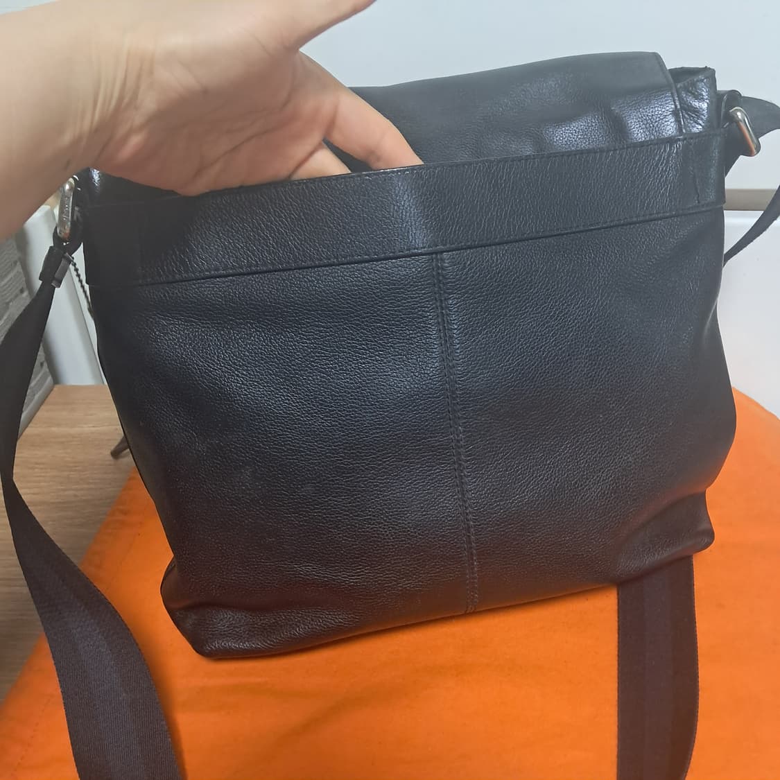 코치 남성 블랙 가죽 메신저 가방 크로스백 가방(남녀공용가능) 상품이미지4