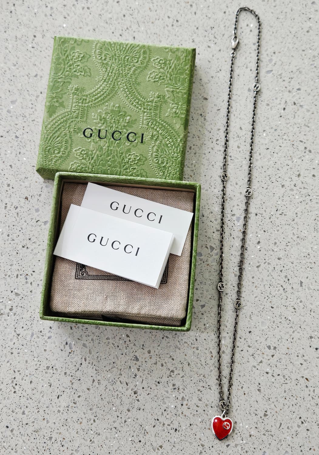 구찌 인터로킹 G 에나멜 레드 하트 실버 목걸이 [정품] 상품이미지5