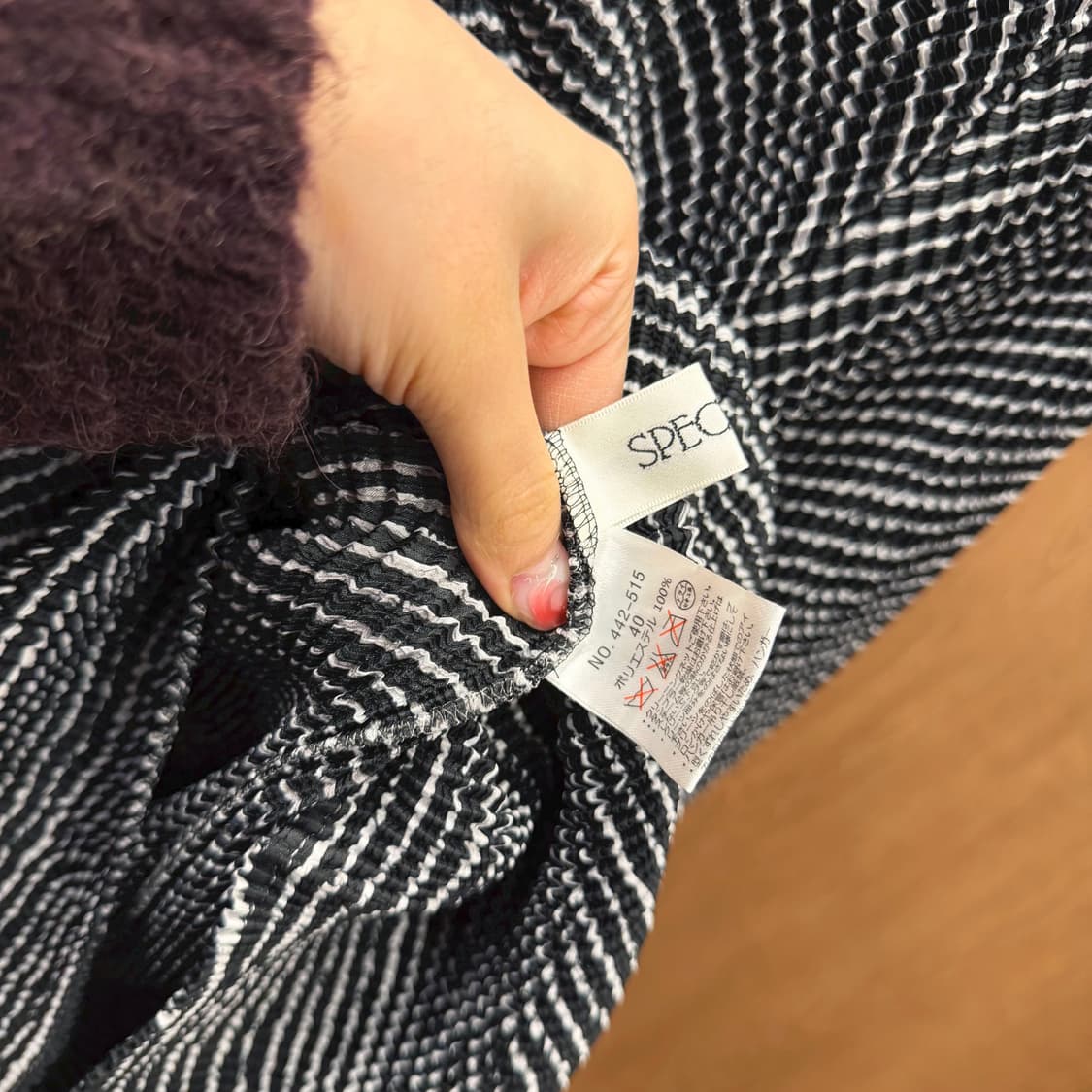 스피치오 플리츠 롱 원피스 스트라이프 패턴 라운드넥 디테일 루즈핏 블랙 상품이미지6