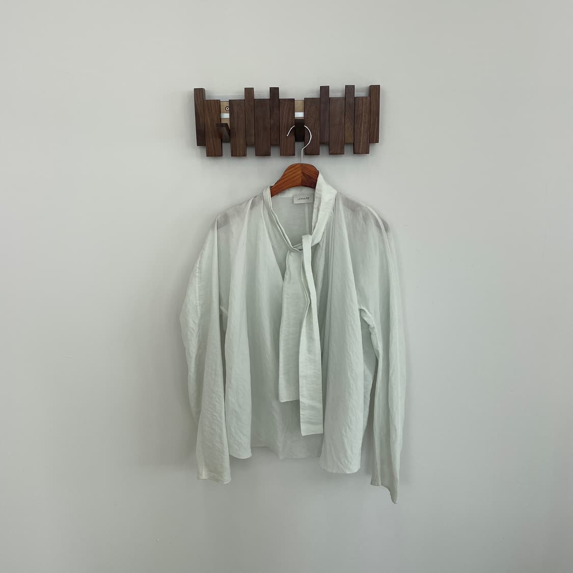 르메르 타이 드레이프 넥 블라우스 상품이미지1