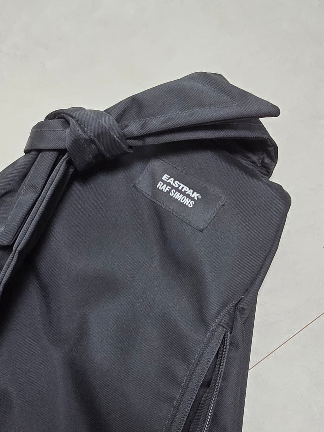 이스트팩 라프시몬스 슬링백 상품이미지2