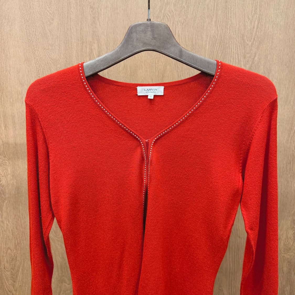 랑방 7부 브이넥 니트 가디건 도트 스티치 라인 디테일 슬림핏 레드 상품이미지4